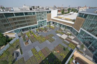 An extensive green roof was installed on the lowest of the three buildings and photovoltaic panels on the two higher roofs. The elaborate roof garden is installed in the courtyard. Source: Stefano Gusmeroli – MilanoFoto.it Roof garden in the courtyard